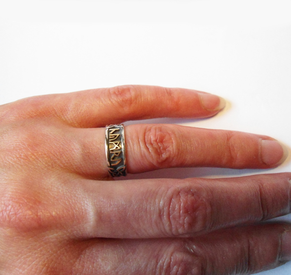 Ring mit Goldrunen